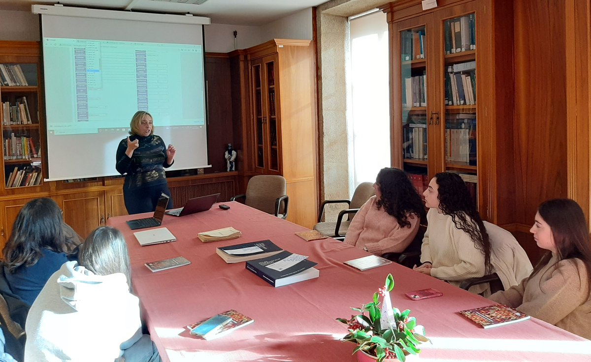 O 5/12 recibimos a #visita das alumnas da materia Galego estándar: aplicacións profesionais no mundo dixital, da <a href="/FFT_Uvigo/">UVigo Filoloxía e Tradución</a>, que viñeron acompañadas do profesor Alexandre Rodríguez Guerra.

Foi un pracer telas entre nós!!

<a href="/uvigo/">Universidade de Vigo</a>