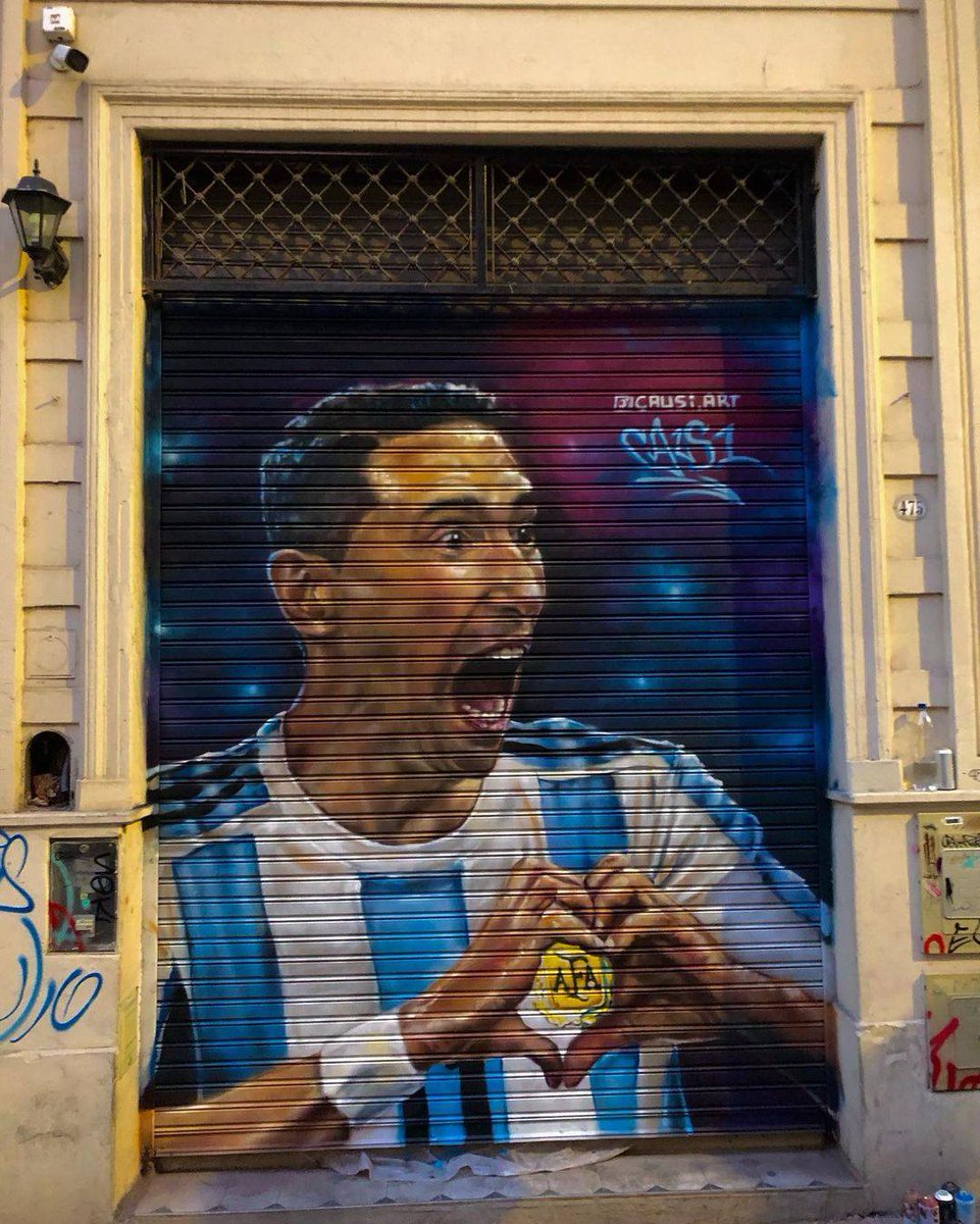 EnTurBA's tweet image. ¡Feliz aniversario, Campeones del Mundo! ⭐⭐⭐

La celebración no solo está en los corazones, ¡también dejó su huella en los muros de nuestra amada Ciudad! 🎉 En distintos rincones de Buenos Airs, el arte callejero refleja la inmensa alegría que nos dio aquella gran hazaña. 🇦🇷✨