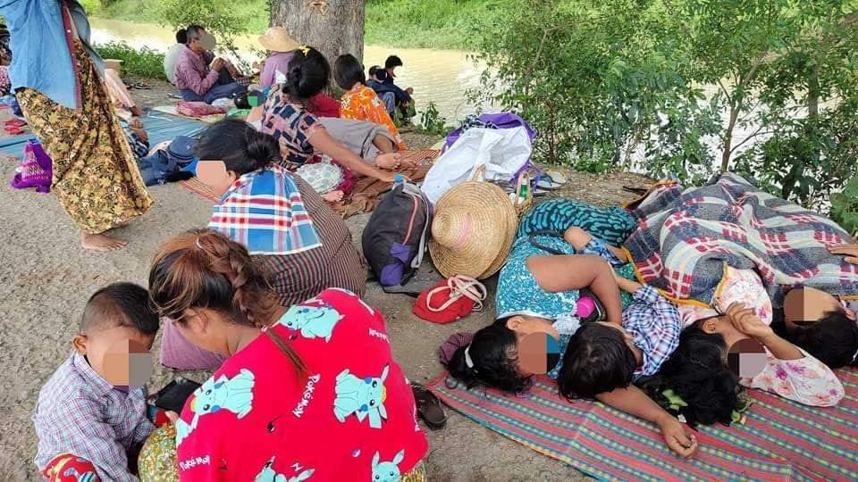 Since Dec17, arsonist terrorist junta troops have been raiding and touching the villages at the border b/t #Dapayin & #YeU Twps,thousands of Civilians from the 13 villages have been forced to flee.#Sagaing Div. KTM
#VillagesBurntDownByJunta
#2023Dec18Coup
#WhatsHappeningInMyanmar