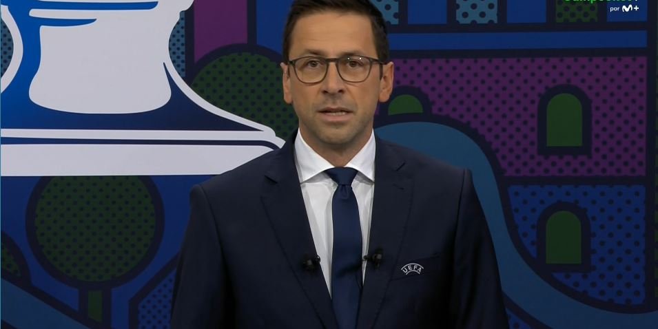 El pasado 13 de junio este señor hizo el sorteo de la ronda preliminar de la Champions 2023-24

Sólo tuvo que sacar dos bolas ante un auditorio vacío 🥹

Hoy, Tobias Hedtstück ha repetido outfit y carisma ante la mirada de todo el mundo

Ídolo ✨

#UCLdraw