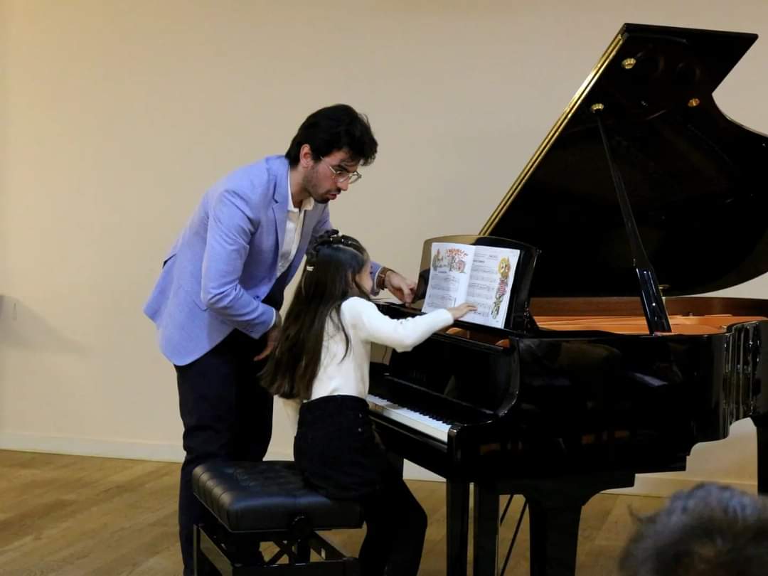 chiclana's tweet photo. Pequeños y mayores, todos juntos en lo que fue la primera audición como profesor de piano del @conservatoriodemusicadeceuta de @juanjosesv

Ilusión y nuevos descubrimientos. https://t.co/zqJRC3rmmY
