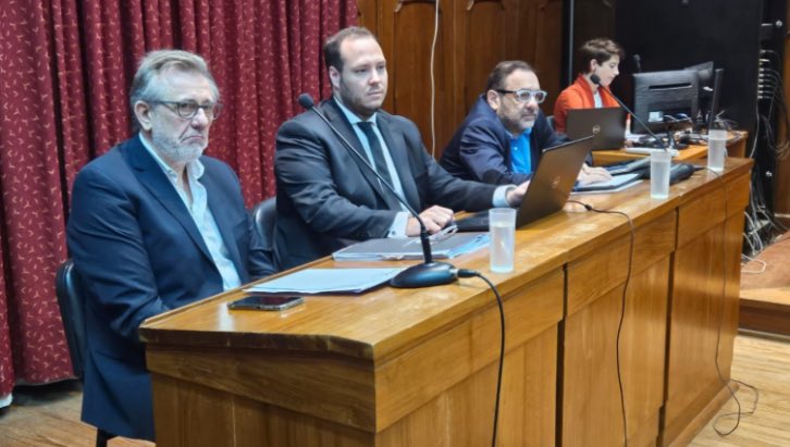 Absolvieron a Germán Lerche por la causa de administración fraudulenta en #Colón. El fallo estuvo a cargo de los jueces Lisandro Aguirre, Celeste Minitti y Martín Torres. 
La condena social será eterna, es más justa que la justicia. Jamás podrá caminar tranquilo por Santa Fe.