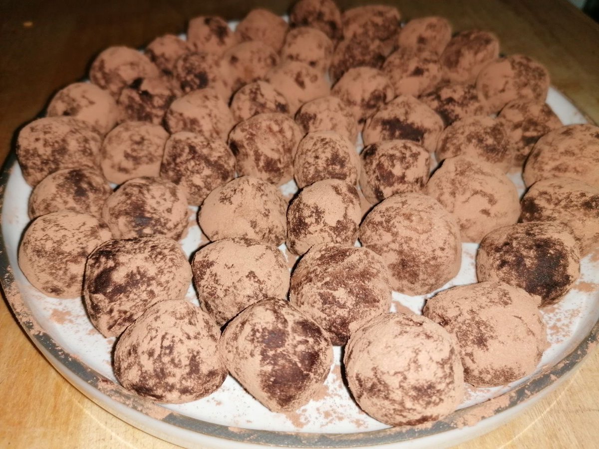 Après les sablés de Noël 🍰, place aux truffes🍫! 👍😋
Que la gourmandise soit! 
Bienvenue aux Sénioriales de bordeaux.