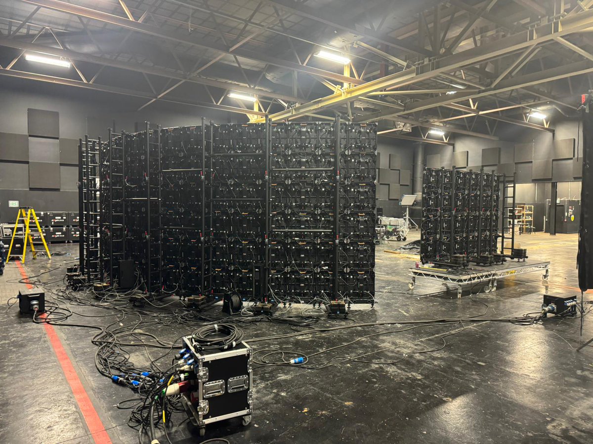recodestudioxr's tweet image. Last week we wrapped up our first ‘Install VP Anywhere’ de-rig and re-rig, and we’re now geared up for this week&apos;s shoot at @SpaceStudiosMcr!  🎥

We have crafted a 12m x 3m LED wall with a 5-degree curve. We have also included a 3m x 2m rolling wild wall 📺🙌

#virtualproduction