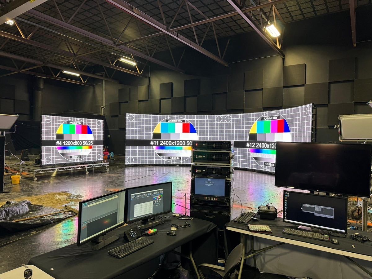 recodestudioxr's tweet image. Last week we wrapped up our first ‘Install VP Anywhere’ de-rig and re-rig, and we’re now geared up for this week&apos;s shoot at @SpaceStudiosMcr!  🎥

We have crafted a 12m x 3m LED wall with a 5-degree curve. We have also included a 3m x 2m rolling wild wall 📺🙌

#virtualproduction