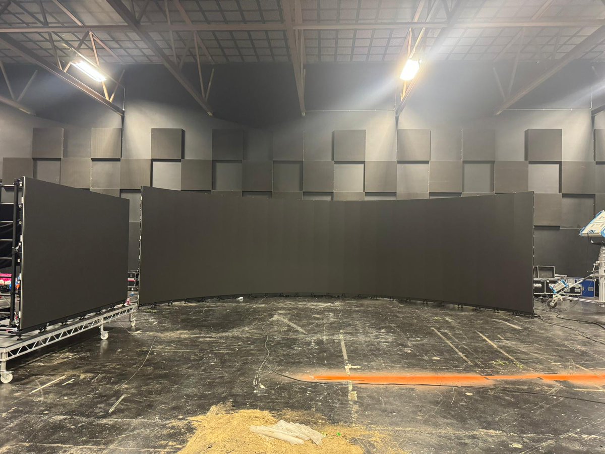 recodexrstudio (@recodestudioxr) on Twitter photo Last week we wrapped up our first ‘Install VP Anywhere’ de-rig and re-rig, and we’re now geared up for this week's shoot at <a href="/SpaceStudiosMcr/">Space Studios Manchester</a>! 🎥
We have crafted a 12m x 3m LED wall with a 5-degree curve. We have also included a 3m x 2m rolling wild wall 📺🙌
#virtualproduction Last week we wrapped up our first ‘Install VP Anywhere’ de-rig and re-rig, and we’re now geared up for this week's shoot at <a href="/SpaceStudiosMcr/">Space Studios Manchester</a>! 🎥
We have crafted a 12m x 3m LED wall with a 5-degree curve. We have also included a 3m x 2m rolling wild wall 📺🙌
#virtualproduction