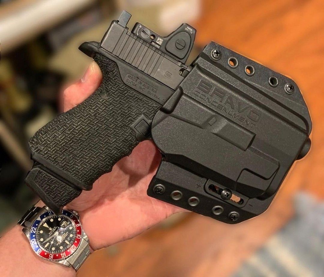 Today's EDC. 🔫🔥
.
.
.
📸: @sf_traptical
#Merica #military #love #gunsdaily #bravoconcealment #firearms #pistol #gun #weaponsdaily #weapons #firearms #pistol #usa #weaponsdaily #ar15 #freedom #defendthesecond #pewpew #weapons #gunsallday #ammo #bravoholsters #9mm #sickguns