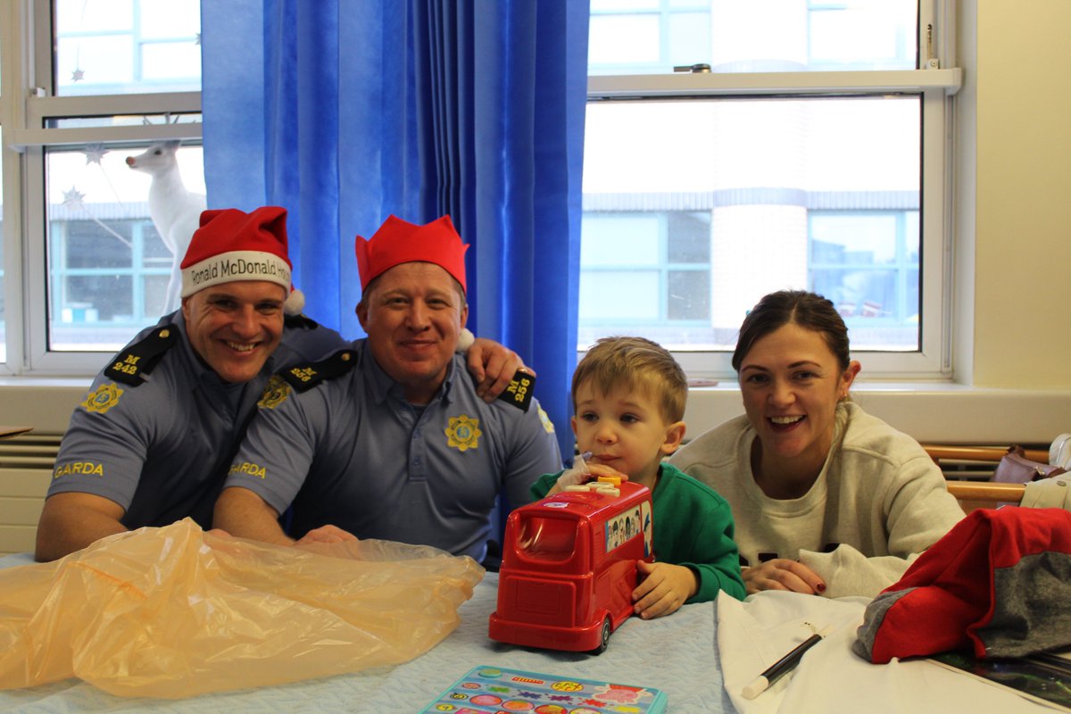 There were some very special visitors in CHI at Tallaght today to help us spread the Christmas cheer on our countdown to the big day🎅 Thank you to @gardainfo for bringing such joy to our young patients, families & staff today in CHI at Tallaght. It was truly magical 🎄🌟