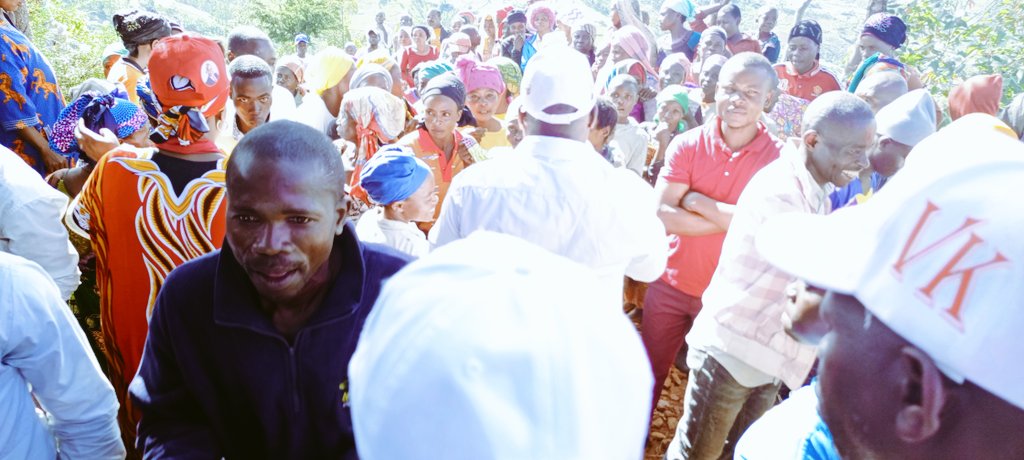 chriskazine's tweet image. Flavien Kwagekwage #Nitudu dans les confins de #Walungu pour la #redynamisation de sa base aux  instants ultimes avant les échéances électorales.
L&apos;omniprésent n°15 à la dép Nationale a conquis les montagnes isolés #KAKONZI/Luciga et et les offre à @Fatshi20
@VitalKamerhe1