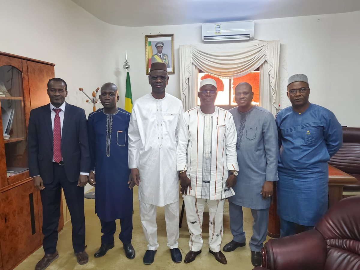 Ambassade du 🇲🇱 ~ Riyad (@embassymlksa) on Twitter photo Visite de courtoisie
Le dimanche 17 décembre 2023, le nouvel Ambassadeur du #Burkina_Faso 🇧🇫 en #ArabieSaoudite🇸🇦, Son Excellence Boukary SAVADOGO, a rendu une visite de courtoisie à Son Excellence Monsieur <a href="/diallbouba/">Boubacar Gouro DIALL</a>, Ambassadeur du #Mali🇲🇱 en Arabie Saoudite.
Les deux Visite de courtoisie
Le dimanche 17 décembre 2023, le nouvel Ambassadeur du #Burkina_Faso 🇧🇫 en #ArabieSaoudite🇸🇦, Son Excellence Boukary SAVADOGO, a rendu une visite de courtoisie à Son Excellence Monsieur <a href="/diallbouba/">Boubacar Gouro DIALL</a>, Ambassadeur du #Mali🇲🇱 en Arabie Saoudite.
Les deux