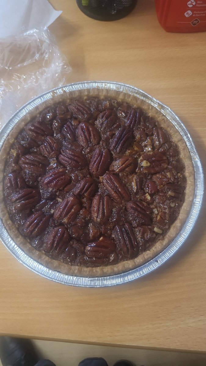 Lovely gift today home made pecan pie @DavisVThomas huge thanks site team are very happy 😊