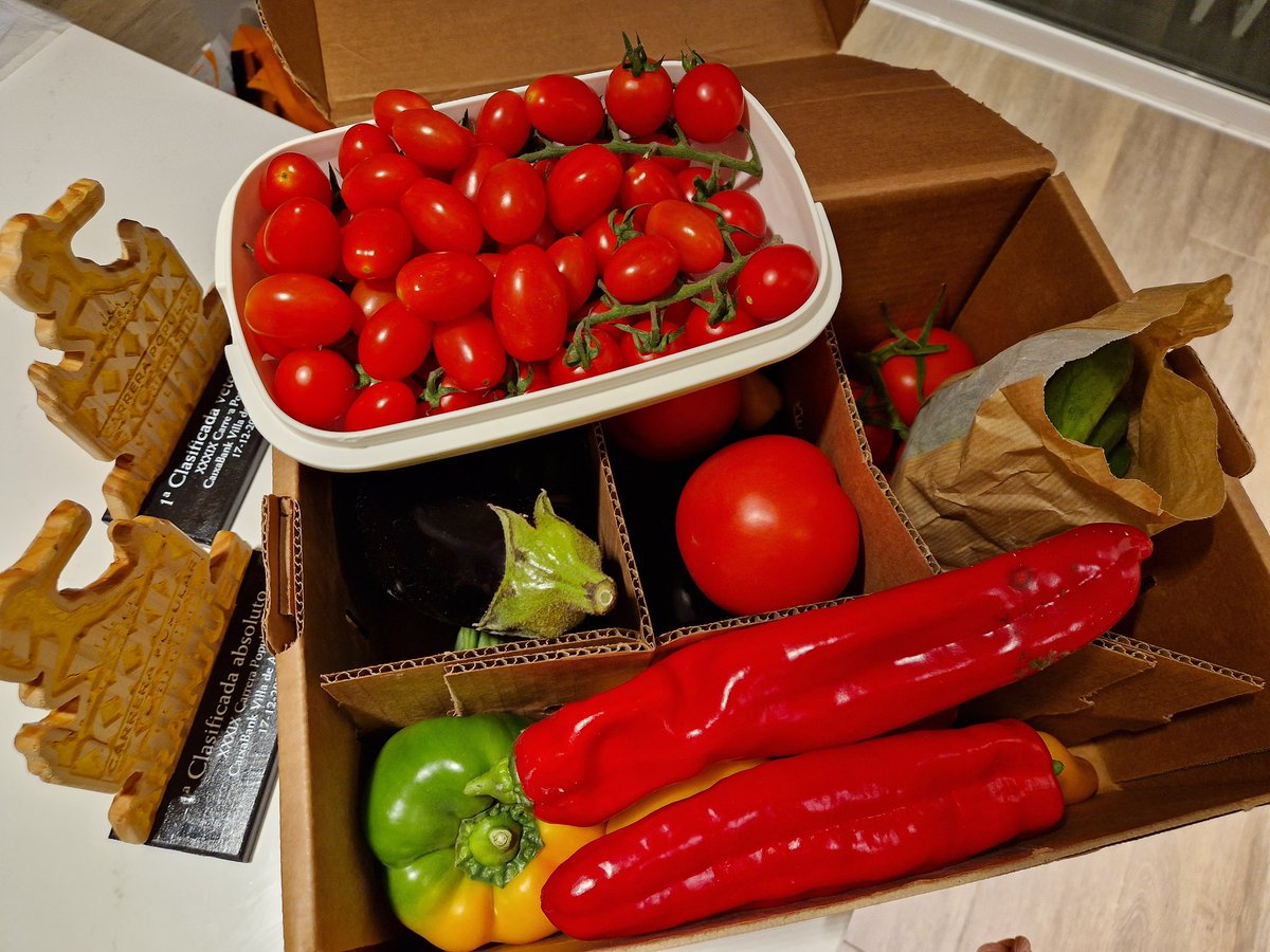 Vencedora de los 10km de Aranjuez por 2° año consecutivo. Buenísima animación, compañia con #Abas y muchos corredores de mi club <a href="/DesafioRunningM/">Running Móstoles y Arroyomolinos</a> y sanísimo premio: Caja Saludable con Verdura de la huerta. Ojalá muchos más premios así 👌👌👏👏 #running #Móstoles