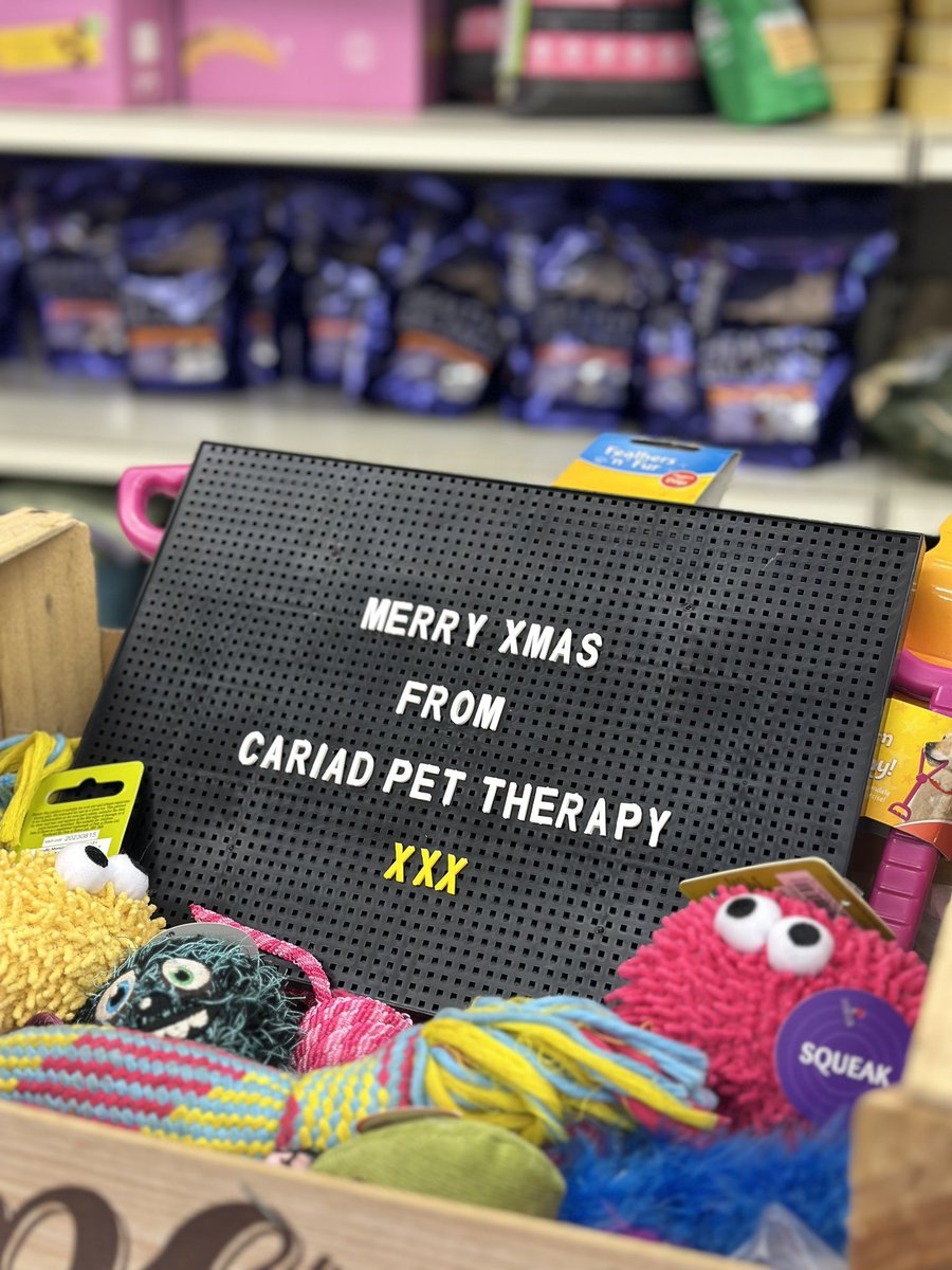 CariadPet's tweet image. A HUGE thank you to our small team of amazing and fun volunteers who have helped our community week in week out this year ❤️

We helped 35 families today from our pet food bank @CariadPetFB @TNLComFundWales @PAVS_HealthWB