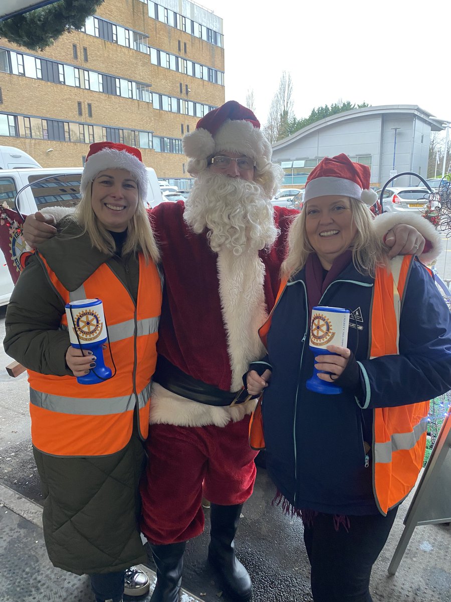 Sleigh what?! 🎅 Santa is at the QMC main entrance with Nottingham Rotary raising funds for @NUHCharity. He will be here until 3:30pm, come and say hello ho ho 🎄