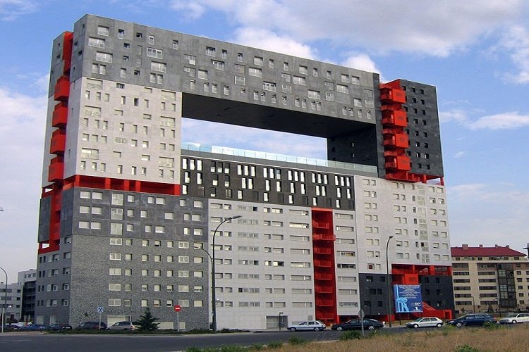 Albertogg_'s tweet photo. @SecretosdeMadri Los barrios del Norte tienen varias joyas. Me quedo con el edificio de Sanchinarro con un agujero en el medio y la parroquia de Las Tablas. https://t.co/FMNwO9fqf8