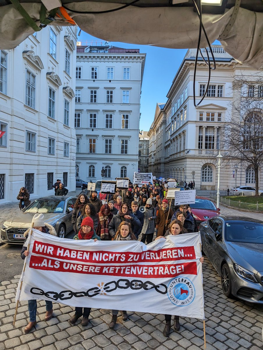 Heute haben wir unsere Forderungen verdeutlicht: Faire Arbeitsbedingungen an den AT Universitäten. Für alle 34.000 befristeten Beschäftigten braucht es ein Ende des 109§, die nach 8 Jahren ihre Uni verlassen müssen @UnterbauUniWien @AmreiBahr #fairstattprekär #ichbinhanna