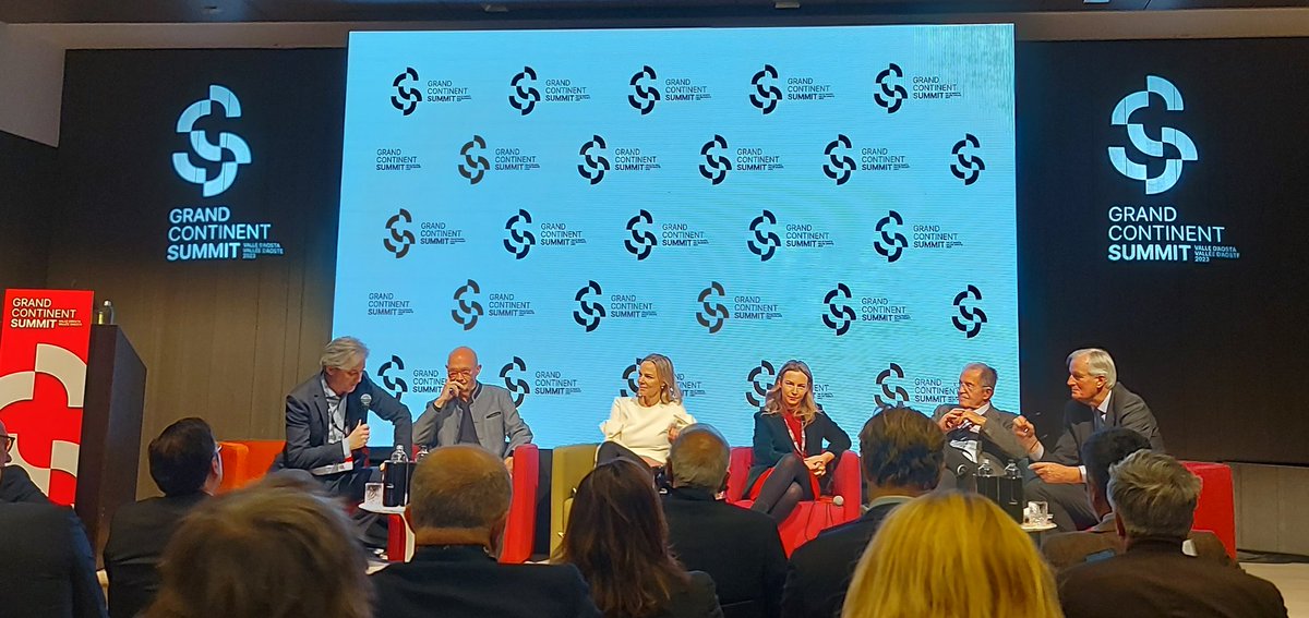 Primo panel del Grand Continent Summit con Stanley Pignal, Pascal Lamy, Anu Bradford, Lea Ypi, Romano Prodi, Michel Barnier
