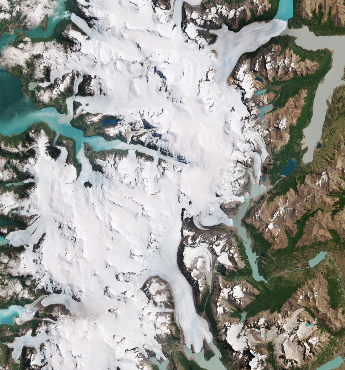 ☃  Part of the Southern Patagonian Ice Field with its white glaciers and aquamarine lakes is featured in this @CopernicusEU #Sentinel2 image.

Zoom in to explore this image at its full 10 m resolution here 👉 esa.int/ESA_Multimedia…