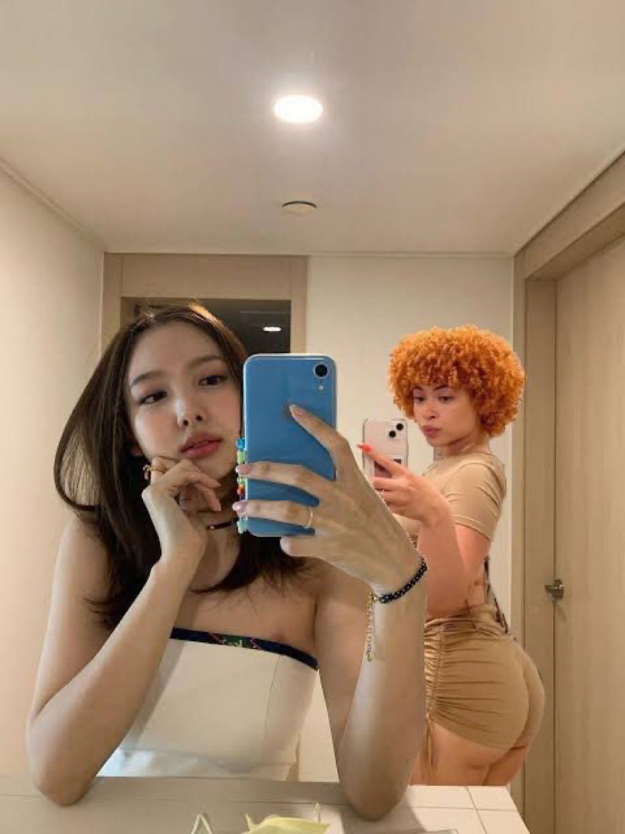 yunjiniac's tweet photo. [181223] 🧊🌶️ WEVERSE UPDATE

"Hello Munchkins how are you guys?"
"I'm hanging out with Nayeon unnie ㅋㅋ"
"She taught me how to POP!" https://t.co/yVWTTHPKpI