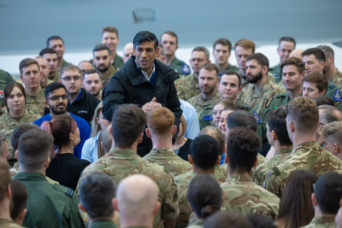 At @RAFLossiemouth today, the PM met service personnel and heard about their remarkable work defending our skies. We pay tribute to all our Armed Forces, including the many personnel serving over Christmas, who go to extraordinary lengths to keep every one of us safe.