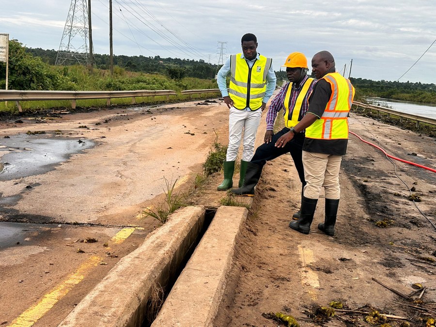 A key bridge on the international highway connecting Uganda with Tanzania, Rwanda, Burundi & the DRC has been renovated by Chinese company CCCC after the damages caused by the flash floods. The road will continue playing the important role to connect EAC countries.