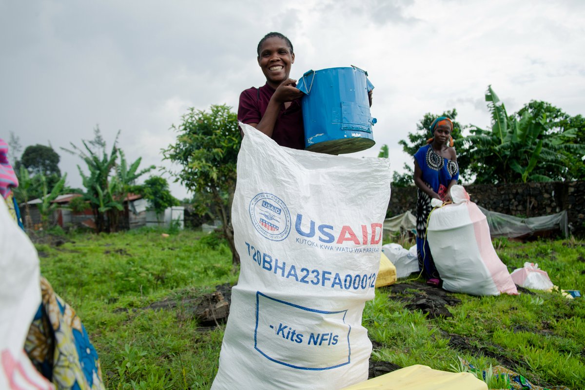 Hundreds of thousands of people in E. #DRCongo’s North Kivu Province have lost homes to armed group attacks since October alone. @USAID's work with local aid group ABCom is helping families access food, kitchen sets, blankets, lamps & other essentials as they rebuild their lives.