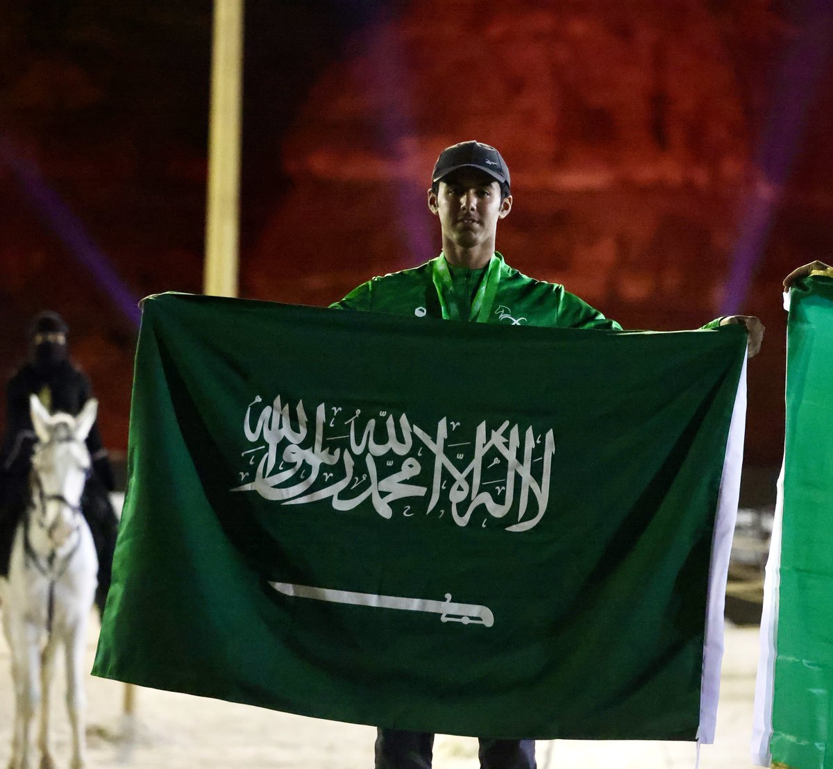 فرسان المملكة العربية السعودية يتوجون على منصة كأس العالم للرماية من على ظهر الخيل في العلا 🐎🏆

الفارس هشام علي التميمي بطل العالم 🥇
الفارس عبدالملك محمد بن خريف وصيف بطل العالم 🥈

ألف مبروك يا أبطال، تمنياتنا لكم باستمرار حصد الألقاب 🇸🇦💚
#الاتحاد_السعودي_للفروسية