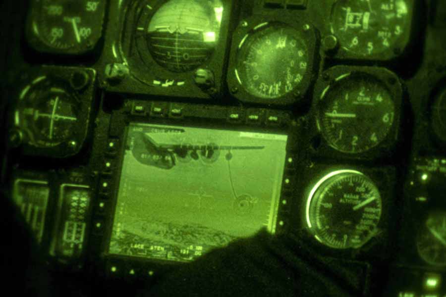 #photooftheday
aerotechnews.com/photoarchive/ 
A Marine Corps KC-130J Super Hercules aircraft appears on the flight display of a CH-53E Super Stallion helicopter during an aerial refueling over Arizona, Dec. 2, 2023, as part of Steel Knight. The exercise is designed to train ...