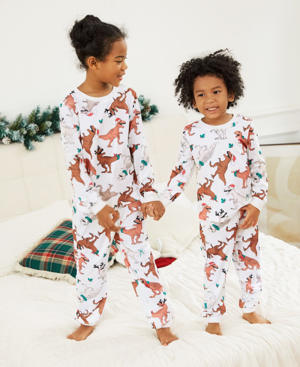 patpatshopping's tweet image. Snowflakes falling, PJs calling! ☃️❄️ Snag your perfect match in our cozy Christmas PJs. Link in bio! 🎄✨ 

#patpateurope #familymatchingpjs #holidayfun
