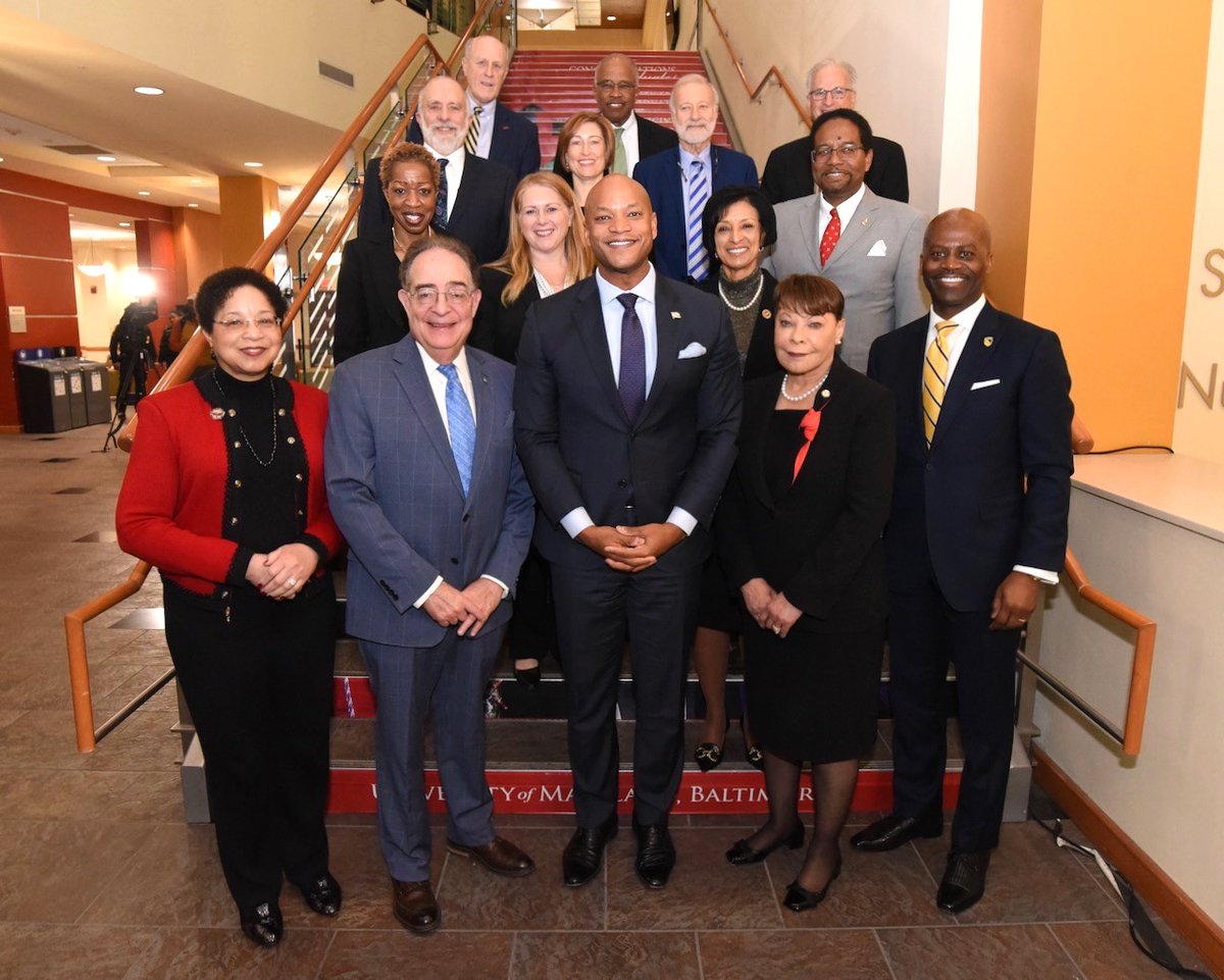 Our @Univ_System_MD regents tried for a class picture w @GovWesMoore, but were quickly distracted by spectator cameras. The USM presidents, on the other hand, kept their focus. They're pros.