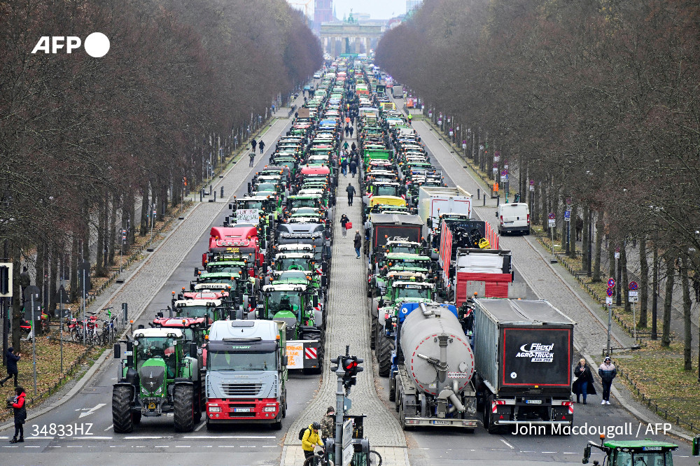 Thousands of farmers descended on central Berlin with their tractors to protest against planned cuts to agricultural subsidies. u.afp.com/55Hb