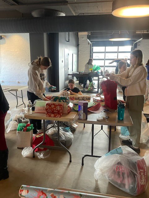 Our team had a great time volunteering and wrapping presents for the Hesed House this morning!🎁