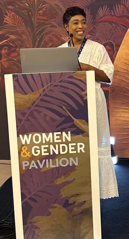 khady_camara1's tweet photo. Ce rendez-vous climatique mondial m'a permis de comprendre que l'équilibre des pouvoirs (abordant l'égalité) ne réside que sur la solidarité féminine nationale et internationale Dans une ambiance “ècofèm “nous avons mis les relations de pouvoir au cœur de l'action climatique! https://t.co/dpQIattIgC