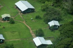Fotos del campamento Tigri, ocupado ilegalmente por las fuerzas de defensa de Guyana en 1969. Lo llaman 'Camp Jaguar'. Posee un aeropuerto de 1 km. de largo. Al suroeste de Surinam #18Dic #MiMapa @SurinameCentral #TigriIsVanSuriname