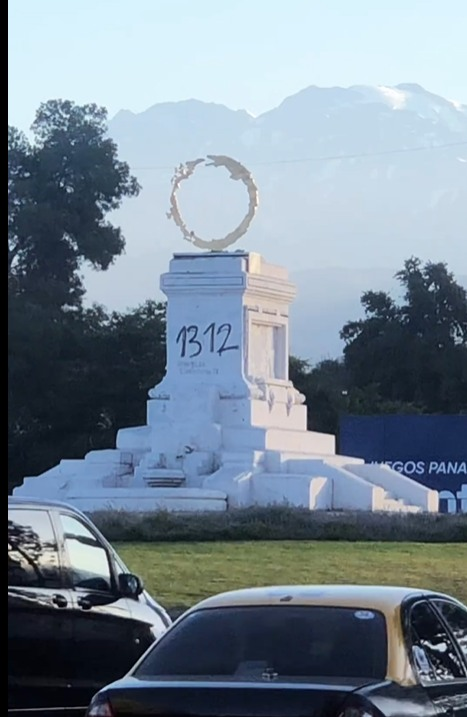 XGatokupa's tweet image. Qué acertada intervención en Plaza Dignidad post elección.
Un Ouroboros, la serpiente que se come la cola, que además tiene la forma del país.
“Chile uroboro / eterno retorno” y luego agregan en otras imágenes “en un loop eterno hemos nacido”.
Acreditada a Instituto Motricidad.