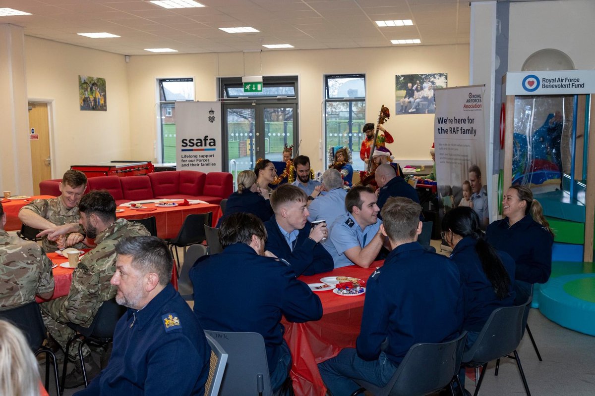 #ChristmasAtTheLink 🎻🎶🎄✈️ the #RoyalAirForce #SalonOrchestra played #Christmas music for personnel at @RAFNortholt. Mince pies, tea, coffee and bacon/sausage rolls were well received by all, including Station Commander Gp Capt Hough!

#RAFMusic 🎺✈️🥁

#MerryChristmas 🎅 #RAF