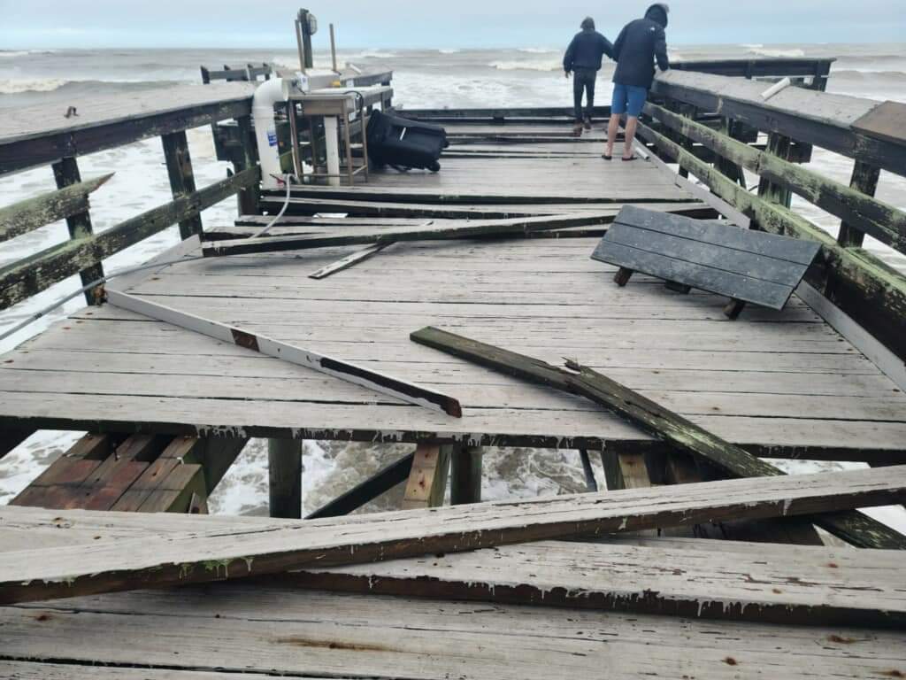 SheaGibsonWx's tweet photo. IOP pier took a beating yesterday. But our WxFlow station is still reporting!  Pics on the pier by Belinda Shaffer. #chswx @NWSCharlestonSC https://t.co/m9lf859t6v
