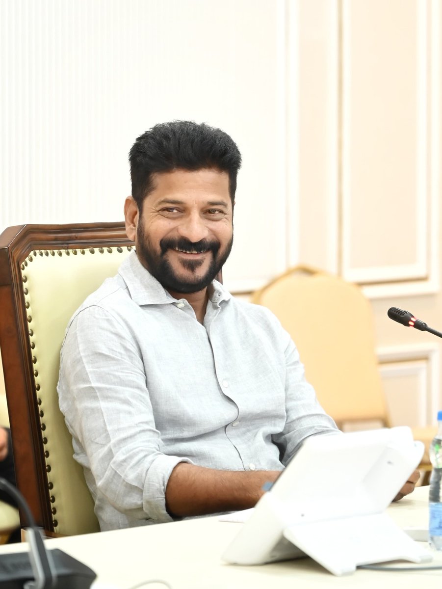 TelanganaCMO's tweet image. నూతన పారిశ్రామిక వాడలను ఏర్పాటు చేసేందుకై ఔటర్ రింగ్ రోడ్ కు బయట, రీజినల్ రింగ్ రోడ్ కు లోపల 500 నుండి 1000 ఎకరాల మేరకు భూములను గుర్తించాలని రాష్ట్ర ముఖ్యమంత్రి శ్రీ @Revanth_Anumula ఆదేశించారు. ఇవికూడా, విమానాశ్రయాలకు, జాతీయ రహదారులు, రాష్ట్ర రహదారులకు 50 నుండి 100 కిలోమీటర్ల…