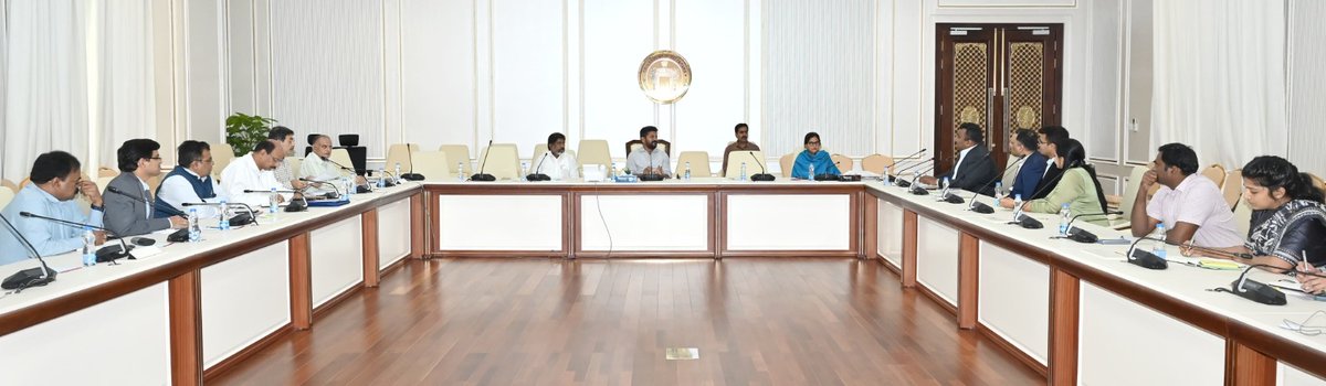 TelanganaCMO's tweet image. నూతన పారిశ్రామిక వాడలను ఏర్పాటు చేసేందుకై ఔటర్ రింగ్ రోడ్ కు బయట, రీజినల్ రింగ్ రోడ్ కు లోపల 500 నుండి 1000 ఎకరాల మేరకు భూములను గుర్తించాలని రాష్ట్ర ముఖ్యమంత్రి శ్రీ @Revanth_Anumula ఆదేశించారు. ఇవికూడా, విమానాశ్రయాలకు, జాతీయ రహదారులు, రాష్ట్ర రహదారులకు 50 నుండి 100 కిలోమీటర్ల…