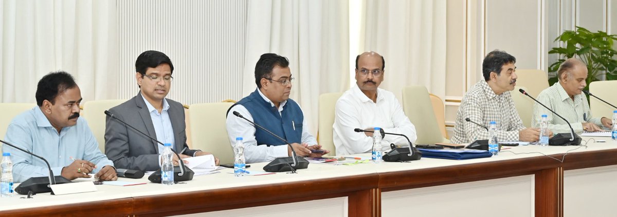 TelanganaCMO's tweet image. నూతన పారిశ్రామిక వాడలను ఏర్పాటు చేసేందుకై ఔటర్ రింగ్ రోడ్ కు బయట, రీజినల్ రింగ్ రోడ్ కు లోపల 500 నుండి 1000 ఎకరాల మేరకు భూములను గుర్తించాలని రాష్ట్ర ముఖ్యమంత్రి శ్రీ @Revanth_Anumula ఆదేశించారు. ఇవికూడా, విమానాశ్రయాలకు, జాతీయ రహదారులు, రాష్ట్ర రహదారులకు 50 నుండి 100 కిలోమీటర్ల…