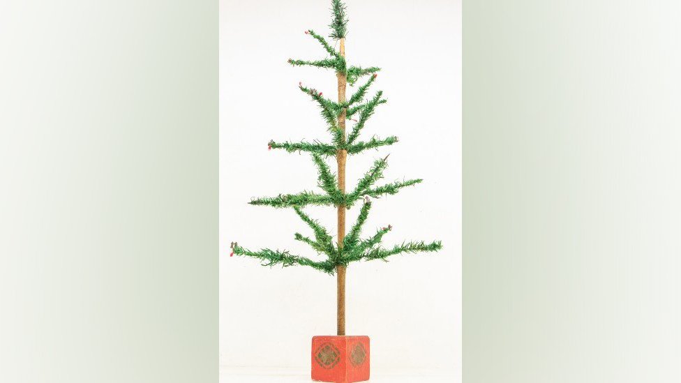 How much do you think this old Christmas tree is worth? You might be suprised... bbc.co.uk/newsround/6774…