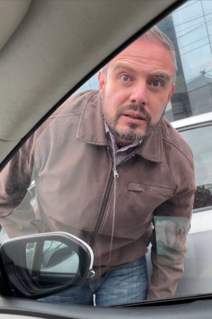 LaCronicaDeHoy's tweet image. Si lo ves, denúncialo😠

Usuarios en redes sociales han vuelto viral la reacción de un hombre violento agrediendo el auto de dos mujeres en Avenida Revolución y Barranca del Muerto en la #CDMX.