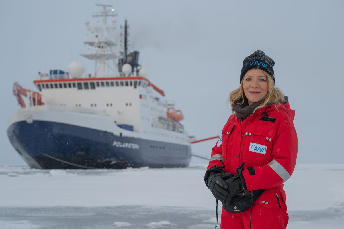 Tiefseewürmer, Eisbären und klirrende Kälte: Heute Abend sitzt #AWI-Direktorin Antje Boetius ab 18: 45 Uhr auf dem Roten Sofa und berichtet bei DAS! @ndr von ihrer #Arktis-Expedition #ArcWatch. ❄️🐻‍❄️ ndr.de/fernsehen/send… 📸 Esther Horvath