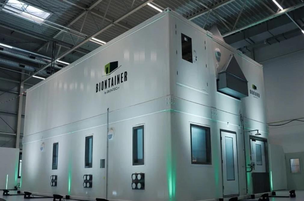 EIBGlobal's tweet photo. VP @GelsoVigliotti attended the opening of the 1st #BioNTainer facility! It makes scalable #mRNA vaccine production a reality in #Africa.
We will keep working with @BioNTech_Group &amp; @RwandaGov to increase innovation against #COVID19, tuberculosis, malaria &amp; more 🇪🇺🇷🇼💉🌍 https://t.co/2quhWWNJG6