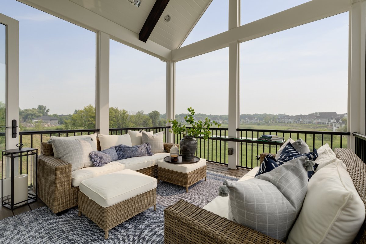 AFCOColsRails's tweet image. Aluminum AFCO-Rail Series 110 is specifically designed to fit flush against a screen panel to better keep unwanted pests off your deck or patio. #structureandstyle