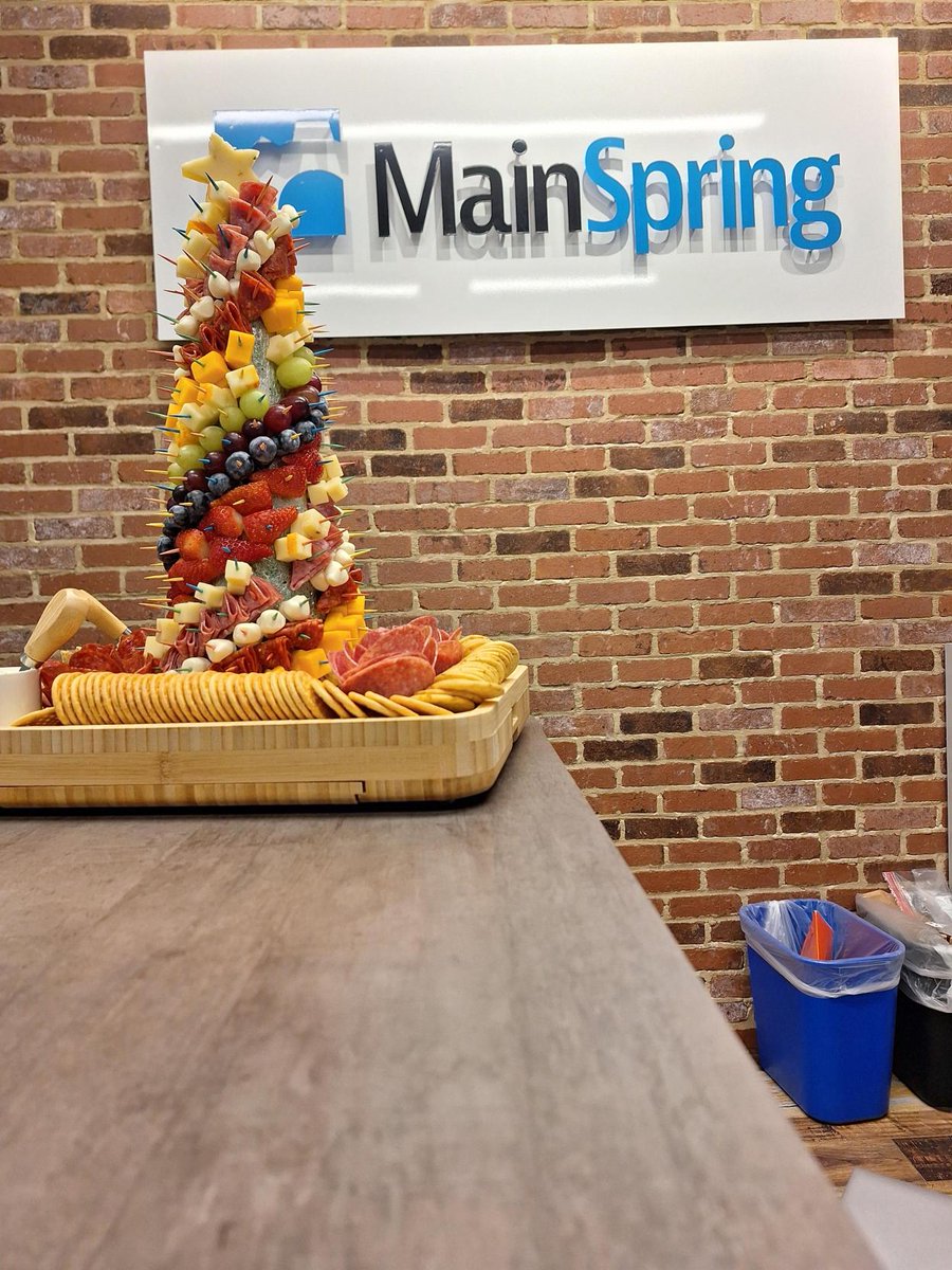 goMainSpring's tweet image. 🎉🍲 Tis' the Season for Joy and Potluck Feasts! 🎁✨
This afternoon, we kicked off the festive vibes at our Holiday Party and White Elephant Gift Exchange! 🎄❄️
Cheers to the simple joys and the incredible bonds that make this season special! 🥂