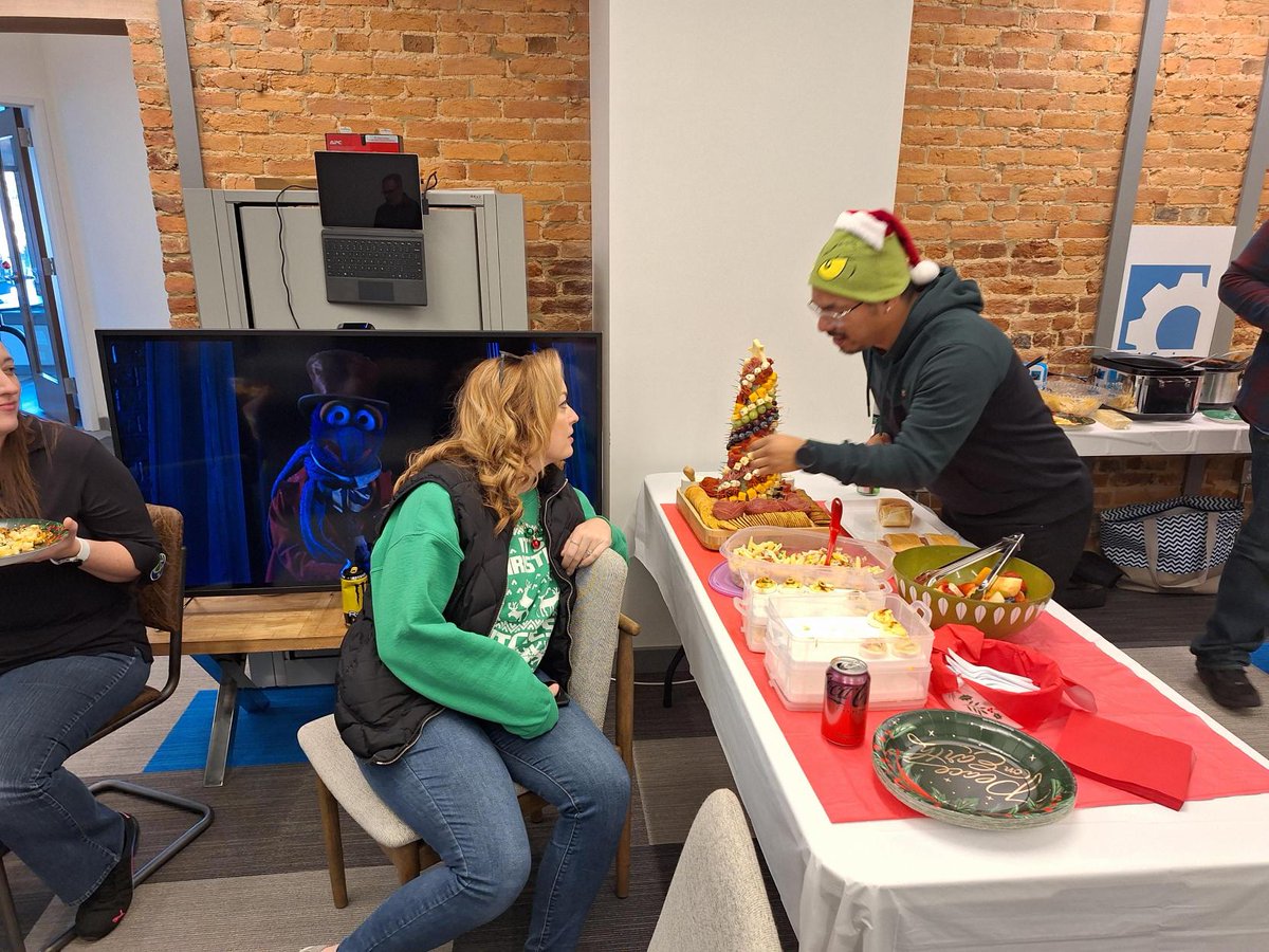 goMainSpring's tweet image. 🎉🍲 Tis' the Season for Joy and Potluck Feasts! 🎁✨
This afternoon, we kicked off the festive vibes at our Holiday Party and White Elephant Gift Exchange! 🎄❄️
Cheers to the simple joys and the incredible bonds that make this season special! 🥂