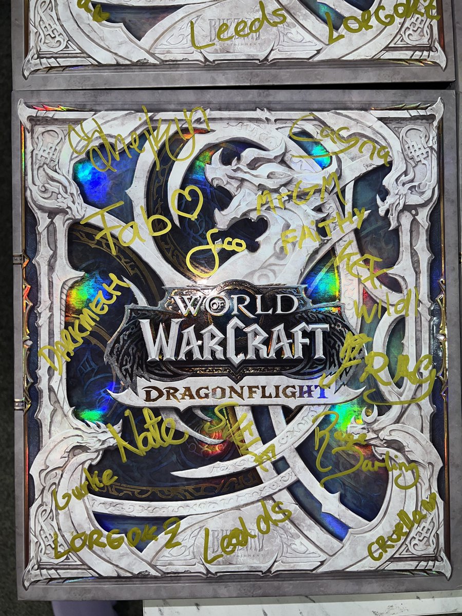 We're giving away a Dragonflight Collectors Edition signed by Method raiders & creators! 🎄🎁 How to enter: 🧡 Like 🔁 RT 👤 Follow --Ends January 5th--