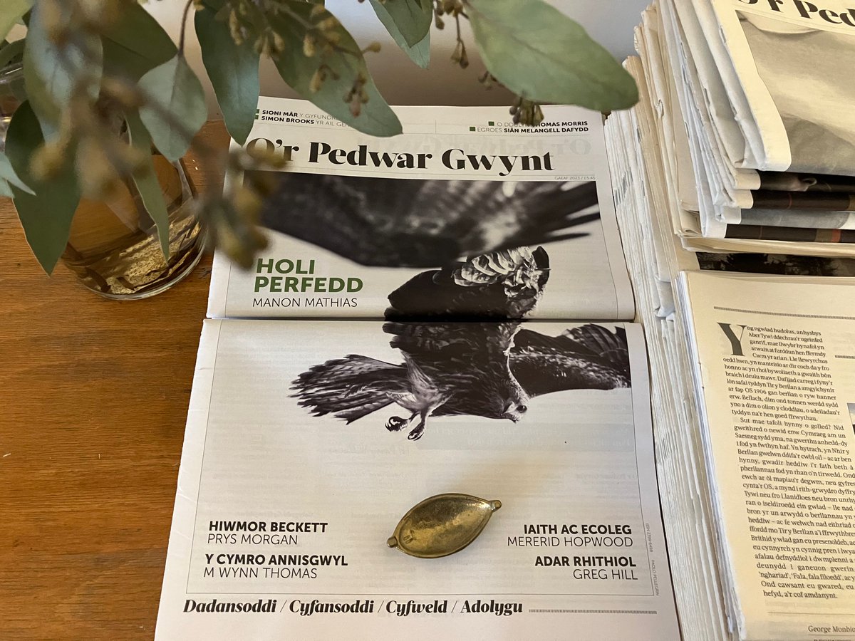 💥  Mae rhifyn gaeaf #pedwargwynt wedi cyrraedd!

🗞  Cyfranwyr sy'n gwneud cylchgrawn. Diolch o galon iddynt am sgwennu gwerth ei gadw, ac i'n cefnogwyr a'n darllenwyr! #gweldybydtrwylyfrau 

pedwargwynt.cymru/rhifyn-print