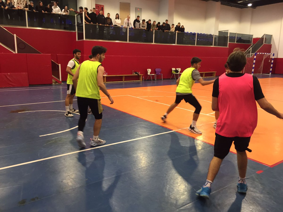 BkYalova's tweet photo. Lise sınıflar arası 3x3 Basketbol Turnuvası'nda bugün 12/B ve 9/B sınıflarımızın maçında 12/B sınıfı kazanarak 11/A sınıfı ile finale kalmıştır, sınıfımızı tebrik ediyoruz.
@bahcesehir_k12 @tezel_berrak @bilgetopuzbks
#BkYalova❤💙 https://t.co/jwRY2MxQVg